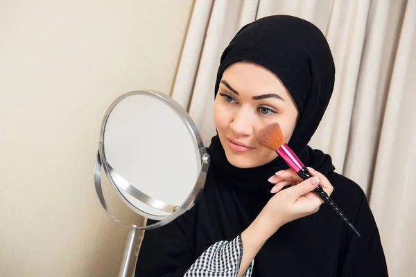 Mujer árabe que se maquilla la cara, vistiendo un vestido árabe tradicional — Foto de Stock