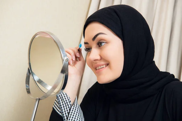 Beautiful muslim woman applying mascara. Young arab woman using lash brush — Stock Photo, Image