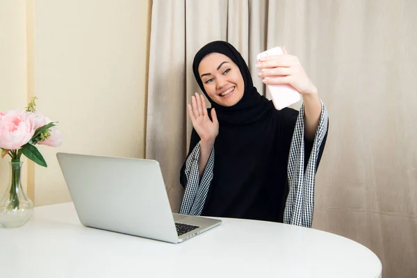 Mujer musulmana usando hijab usando laptop en casa — Foto de Stock