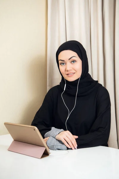 Mujer Árabe Usando Tableta Ordenador Estudiante Del Sudeste Asiático Casa — Foto de Stock