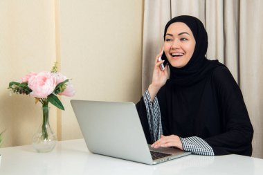 Müslüman erkek dizüstü bilgisayarınızla çalışırken Evet.