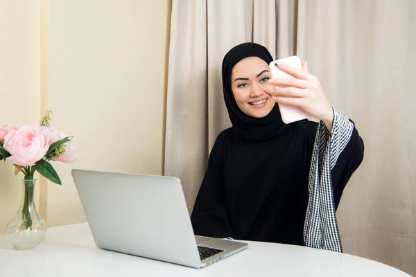 Hermosa joven árabe tomando selfie con su teléfono móvil — Foto de Stock