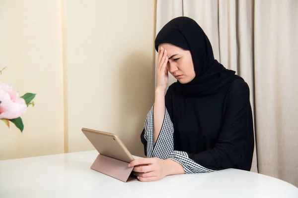 Señora árabe con hijab conmocionado mientras se utiliza una tableta — Foto de Stock