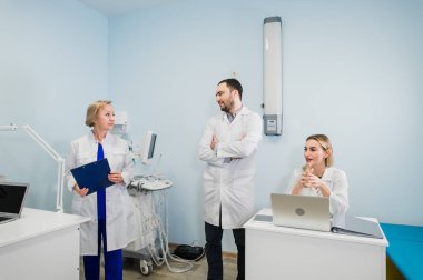 Birlikte doktor ofisinde çalışan doktor küçük grup.