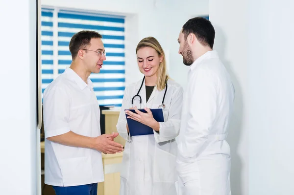 Portrait of medical team standing in hospital hall — Stock Photo, Image