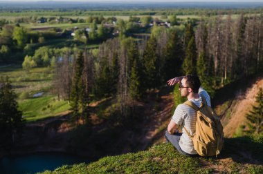sırtında bir sırt çantası ile arka plan doğa adamı. Mesafe içine bakan adam