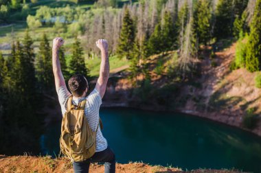 Manzarayı kaldırdı elleriyle erkek backpacker