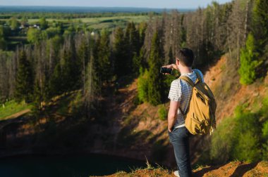 Selfie nautre içinde çekim yakışıklı adam. Yürüyüş gezisi. Dağcılık anlar. Güzel manzaralı orman manzara çekim. Doğa ile uyum içinde. Spor ve eğlence açık havada