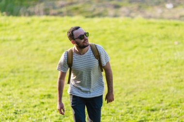 Açık havada ormanda sırt çantası ile yürüyüş kullanan adam