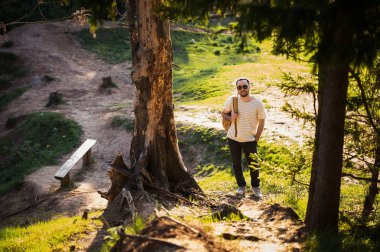 Açık havada ormanda sırt çantası ile yürüyüş kullanan adam