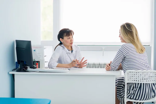 Doctora y paciente hablando en la oficina del hospital. Atención médica y atención al cliente en medicina — Foto de Stock