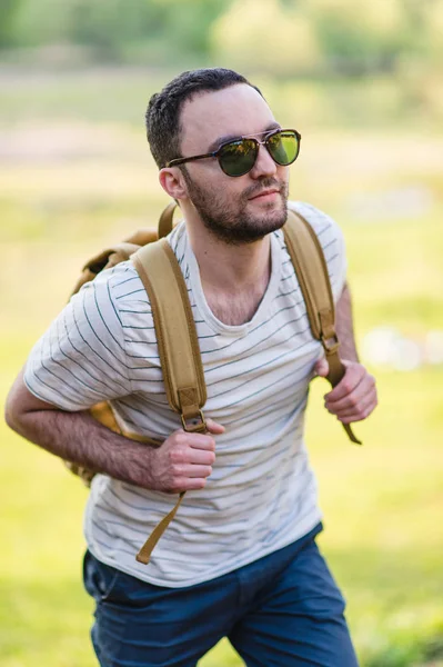 Joven senderismo sonriente retrato feliz. Caminante masculino caminando en el bosque — Foto de Stock