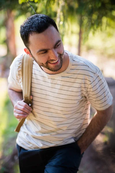 Joven senderismo sonriente retrato feliz. Caminante masculino caminando en el bosque — Foto de Stock