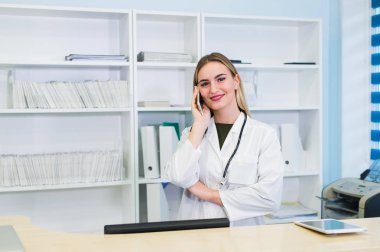 Genç kadın resepsiyonist konuşuyorsun istemci hastanın hastanede
