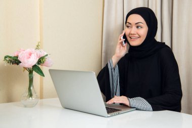oturma ve tatil sırasında sohbet arkadaş arıyorum cep telefonu kullanarak neşeli mutlu oldukça Müslüman kadın.