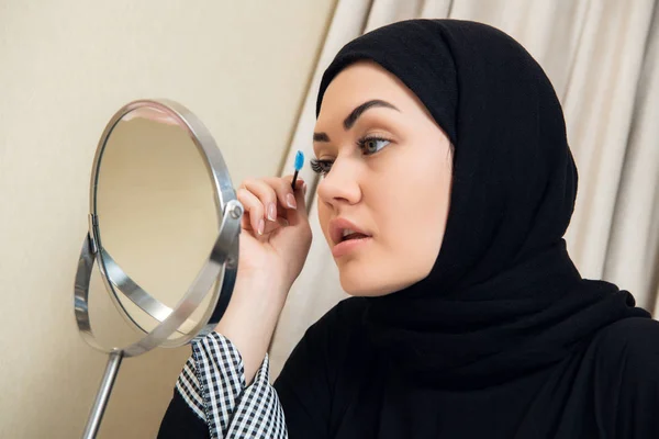 Retrato de cerca de la encantadora mujer musulmana usando maquillaje. hacer frente — Foto de Stock