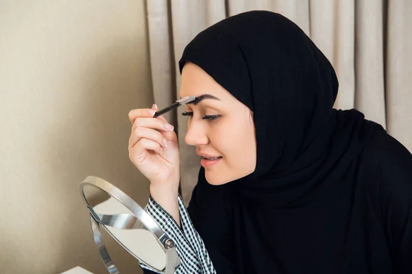 Retrato de cerca de la encantadora mujer musulmana usando maquillaje. hacer frente — Foto de Stock