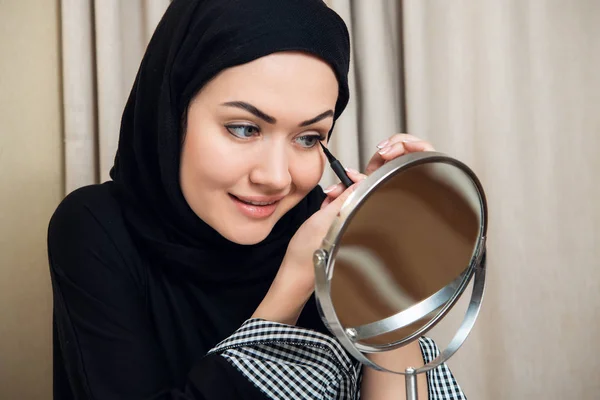 Sorridente giovane donna che indossa trucco e hijab — Foto Stock