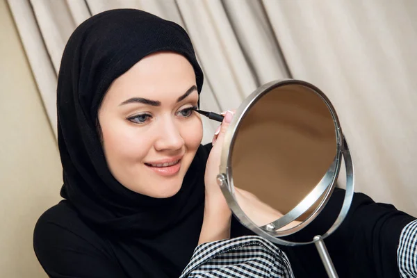 Retrato de cerca de la encantadora mujer musulmana usando maquillaje. hacer frente — Foto de Stock