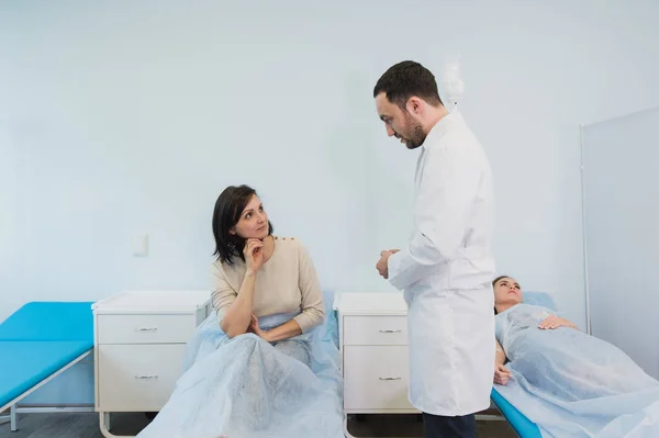 Doktor setkání s ženou v nemocničním pokoji — Stock fotografie