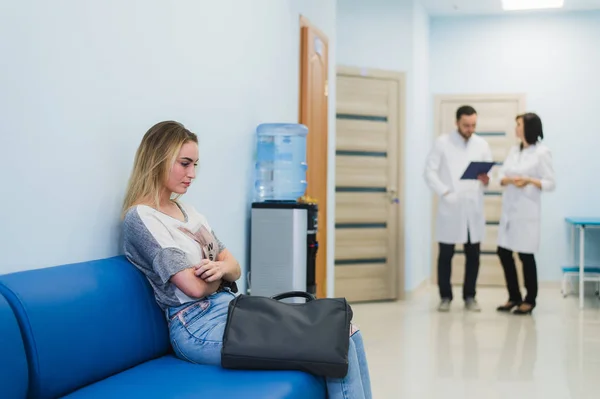 Un medico e un infermiere discutono la diagnosi con il paziente o un parente nel pavimento dell'ospedale — Foto Stock