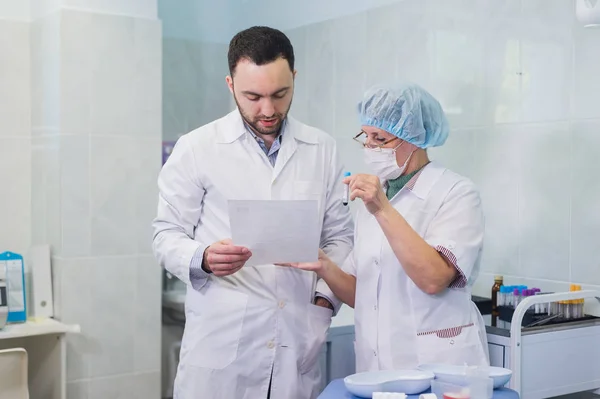 Salud: Médico y paciente discutiendo los resultados de los análisis de sangre — Foto de Stock