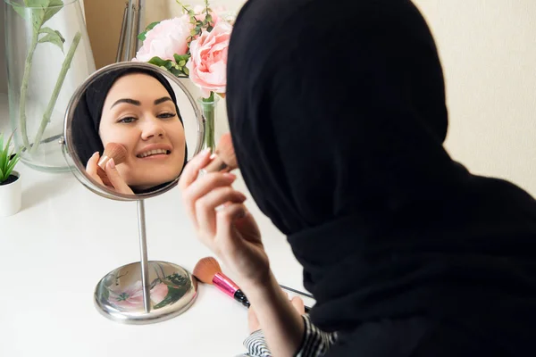 Usměvavá mladá žena nosí make-up a hidžáb — Stock fotografie