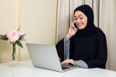 Müslüman erkek dizüstü bilgisayarınızla çalışırken Evet.