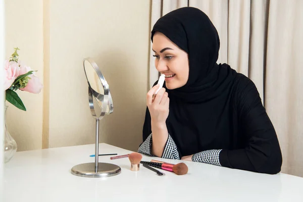 Retrato de cerca de la encantadora mujer musulmana usando maquillaje. hacer frente — Foto de Stock