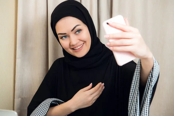 Hermosa joven árabe tomando selfie con su teléfono móvil — Foto de Stock