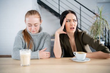 İki genç kadın cafede savunuyorlar. Duygusal konuşma