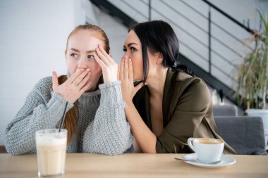 Kafe barda dedikodu iki güzel kız