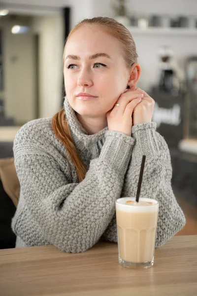 赤髪コケット笑顔若いヨーロッパ少女のコーヒーとカフェに座っています。. — ストック写真