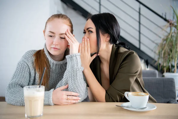 Chica joven hablando con su amigo molesto en la cafetería . — Foto de Stock