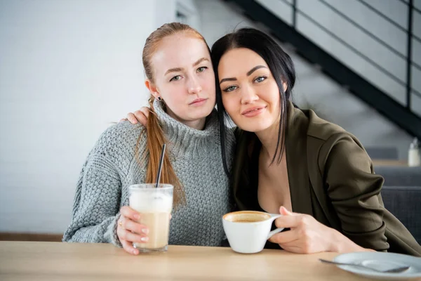 カフェでコーヒー カップを持つ若い女性の笑みを浮かべて - 通信と友情の概念 — ストック写真