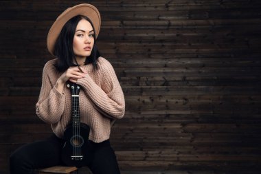 Casual oyun küçük gitar genç güzel beyaz kadın