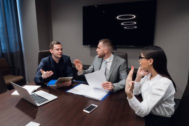 Lüks Toplantı Salonunda Dijital Tablet, Dizüstü Bilgisayar ve Evraklarla İş Adamları