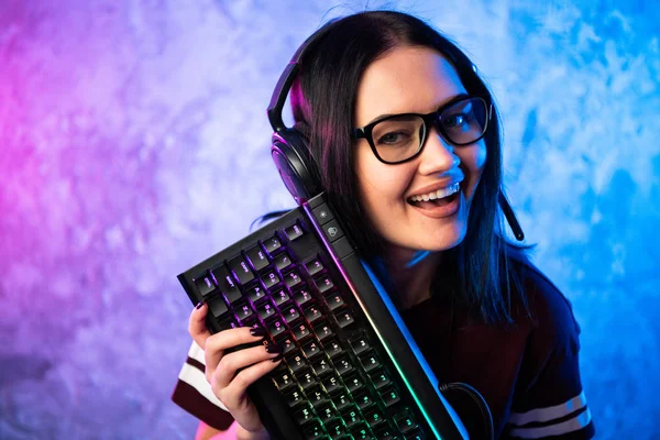 Κορίτσι gamer παίζει με τον υπολογιστή στο σπίτι. Νεαρή γυναίκα ποζάρει με πληκτρολόγιο υπολογιστή. — Φωτογραφία Αρχείου