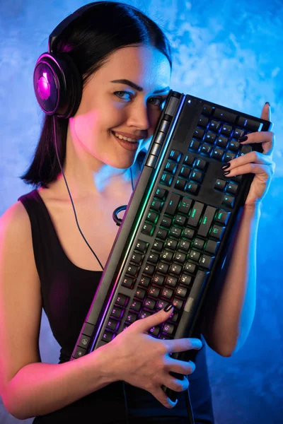 Αστεία κορίτσι παίκτης φυτό που ποζάρει με το πληκτρολόγιο gaming, παίζοντας παιχνίδια υπολογιστή — Φωτογραφία Αρχείου