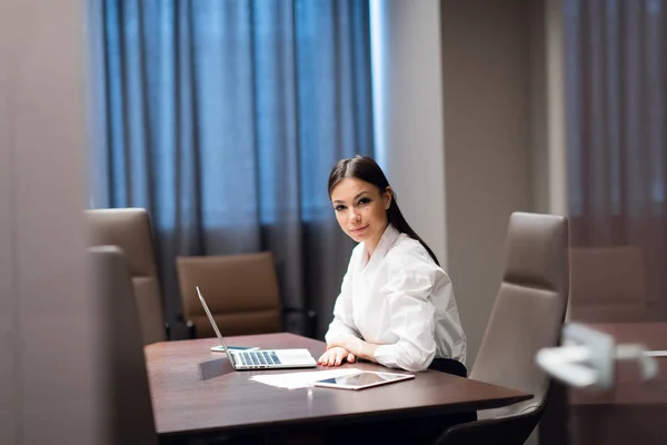 Красива молода бізнес-леді використовує ноутбук у конференц-залі — стокове фото