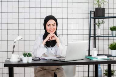 İlaç kutusuyla genç müslüman doktor görüntüsü