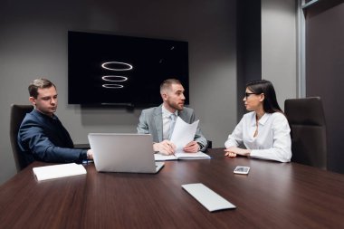 Girişimciler ve iş adamları modern toplantı odasında konferans veriyorlar.