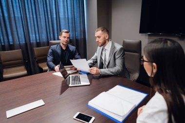 İş arkadaşları konferans odasında toplanıp projeyi tartışacaklar.