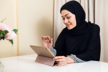 liseli sınıfta tablet bilgisayar kullanan güzel Arap teen kız