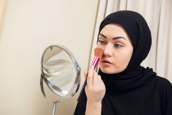 Hijab cosmético usando cepillo en la cara asiático mujeres . —  Fotos de Stock