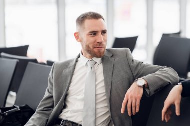 mutlu işadamı meslektaşım yeni iş planı ile tartışıyor.