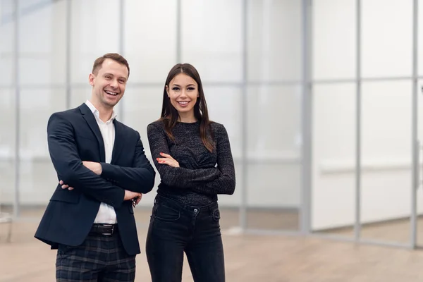 Een zakenman en een vrouw die achterom staan met een glimlach op hun gezicht. — Stockfoto