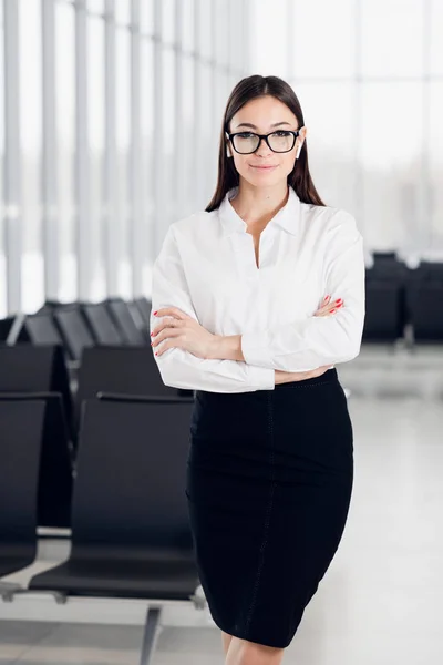 Estilo de vida activo de la etnia mixta carrera mujer de negocios caminando a la oficina lugar de trabajo —  Fotos de Stock