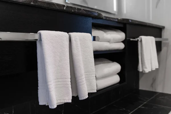 Close up of luxury bathroom towels in a monochrome ensuite — Stock Photo, Image