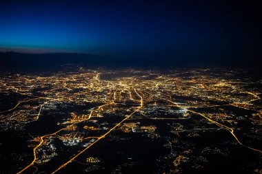 Geceleri Moskova'nın havadan görünümü. Uçaktan Moskova şehri resmi.